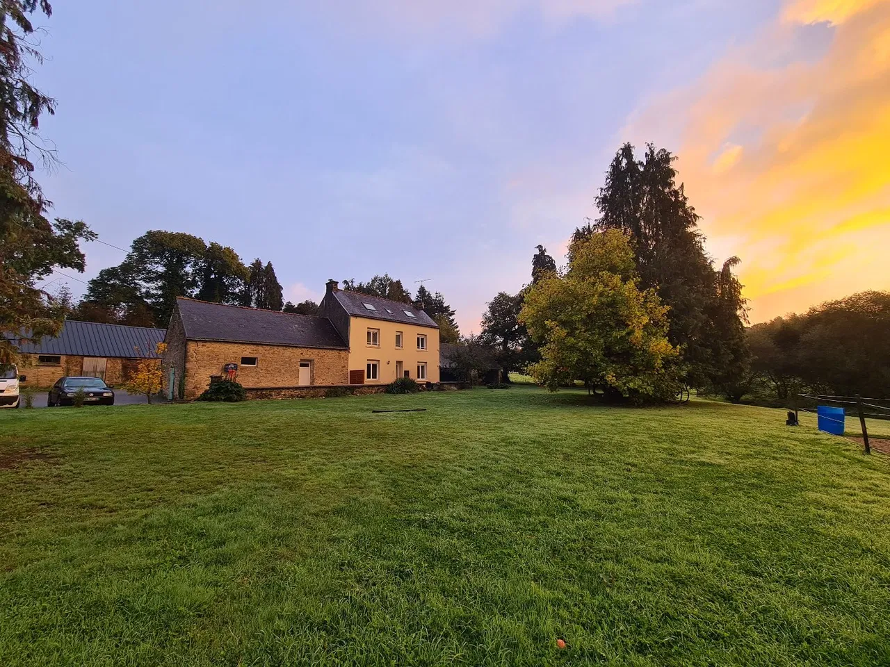 Family home and land for horses and a lake