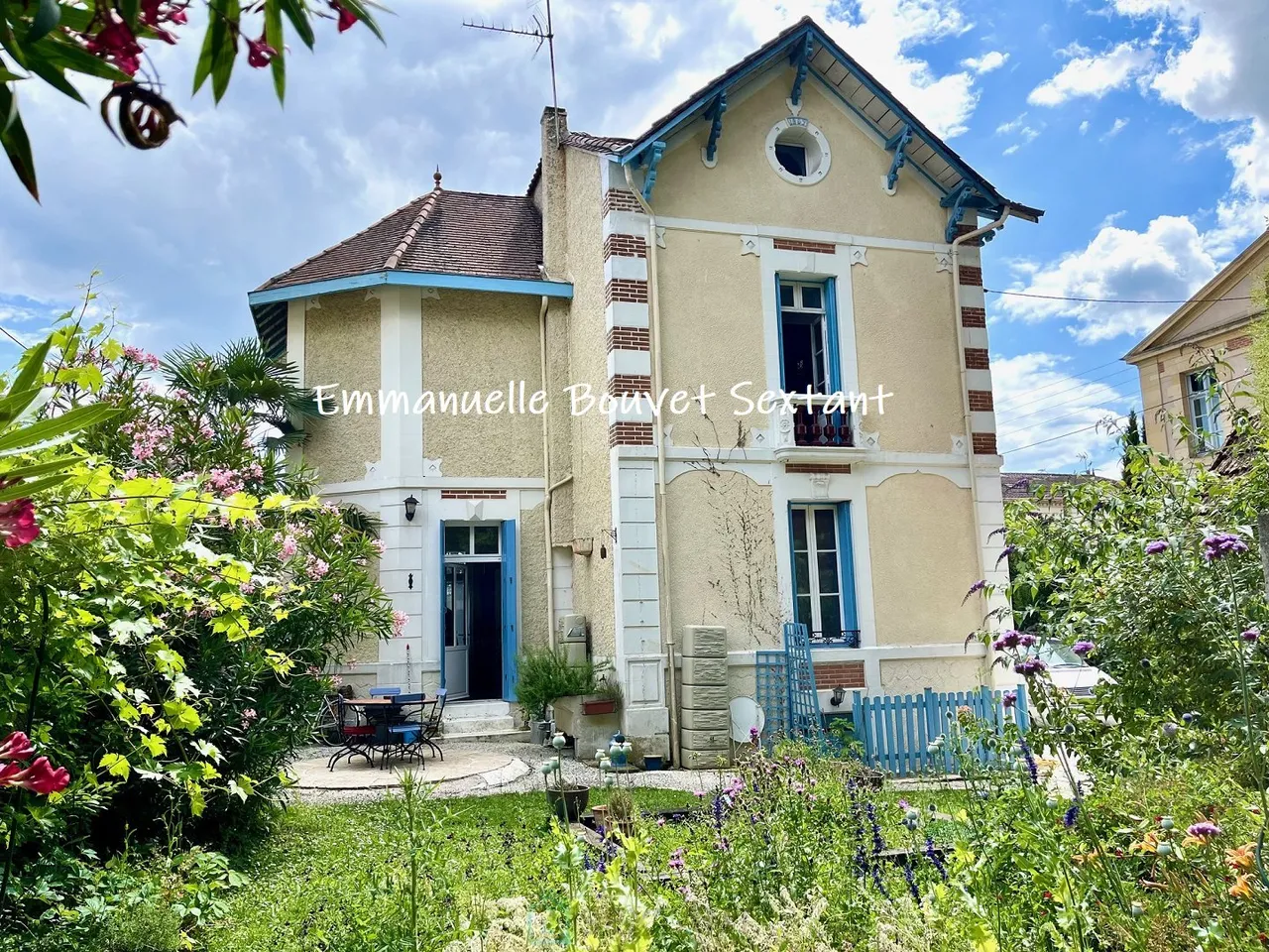 Beautiful large bourgeois mansion from 19th century, town center, all comodities walking distance, garden, terraces, garage