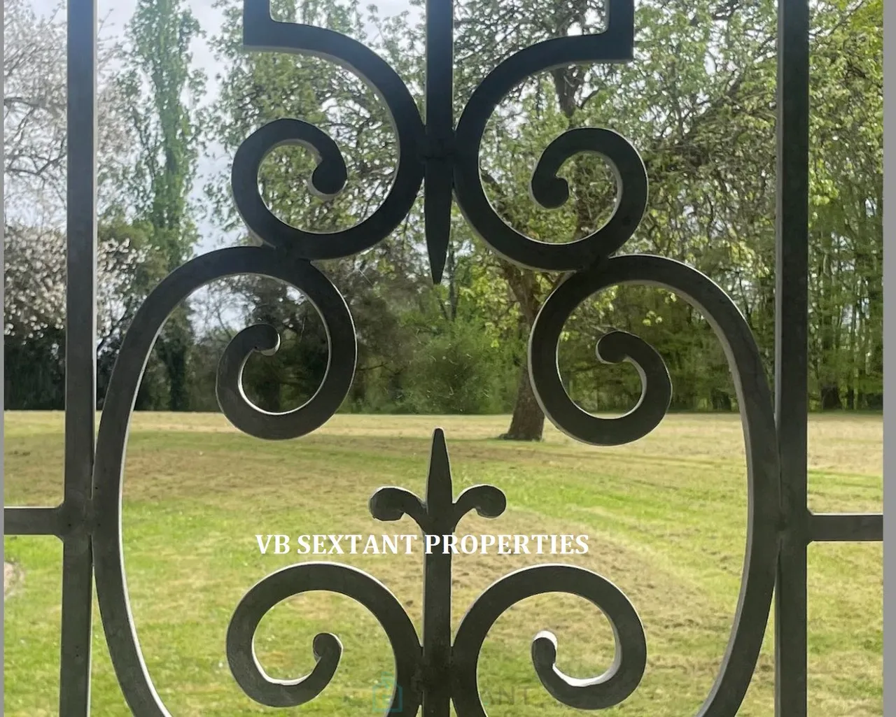 Photo of 15 minutes from Bordeaux , an exceptional setting for this 8-hectare estate with 3 houses
