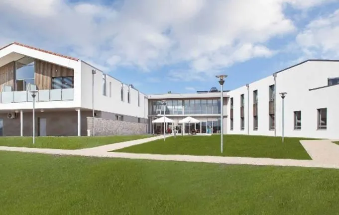 Foto di INVESTIMENTO IN AFFITTO – Lamontjoie – Residenza EHPAD Louis IX – Redditività del 6,47%