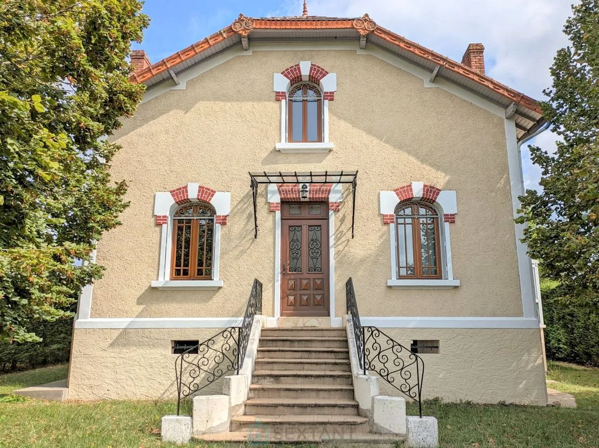 Photo of In Le Bugue, a 129m² 1930s house.