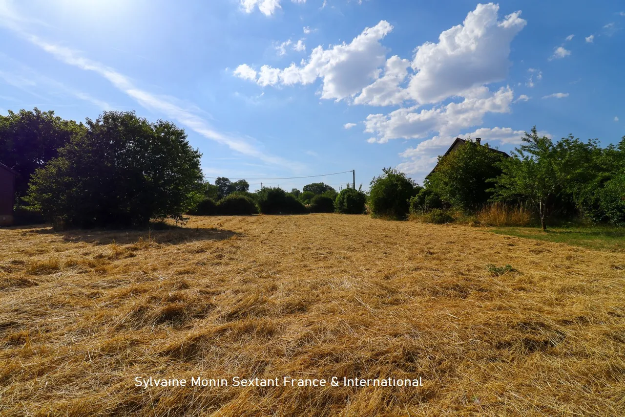 Photo of Building plot of 1827 m2 near train station and shops