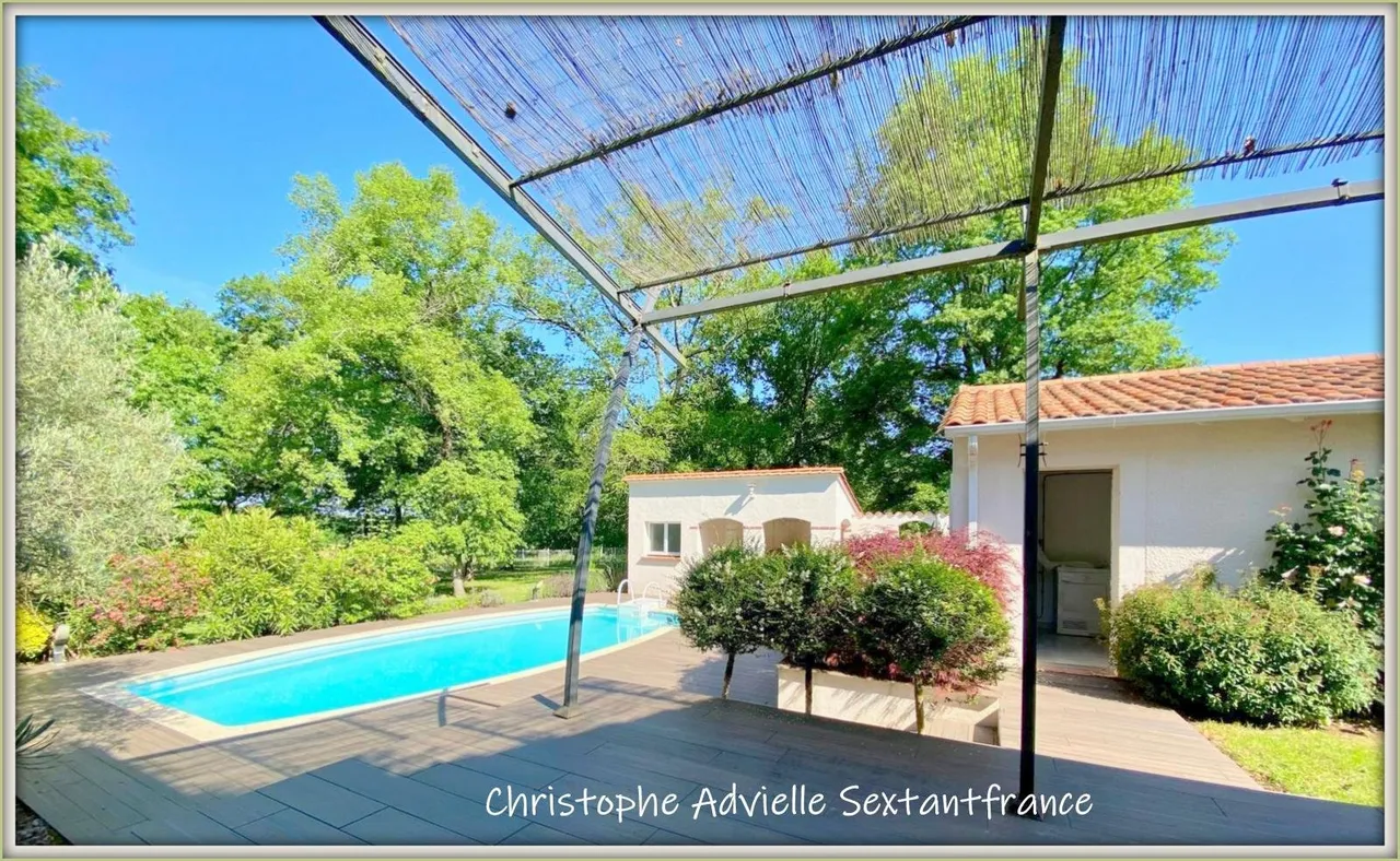 Foto di Bella casa e casa per ospiti con piscina in un bellissimo parco, Bergerac 10 min