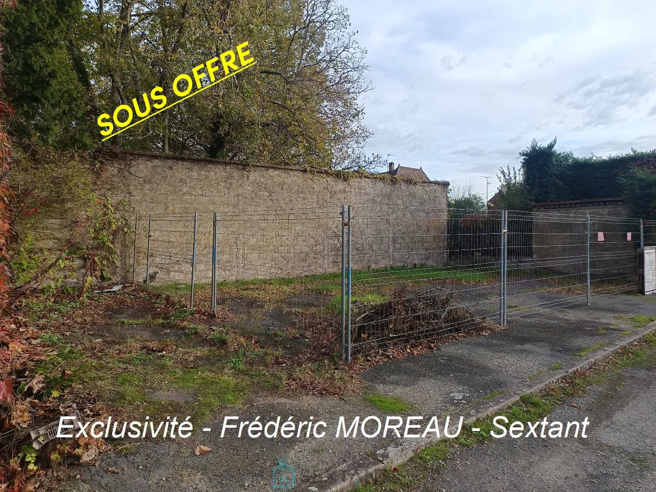 Photo of Land in hyper centre with P.C granted to build 3 garages of more than 25m2 each