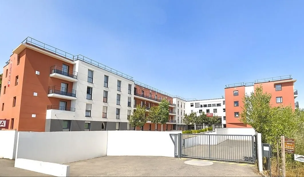 Foto di INVESTIMENTO IN AFFITTO – ST CYR L'ECOLE – Residenza Commerciale Zenitude Versailles, Saint-Cyr-l'École – Rendimento del 7,12%