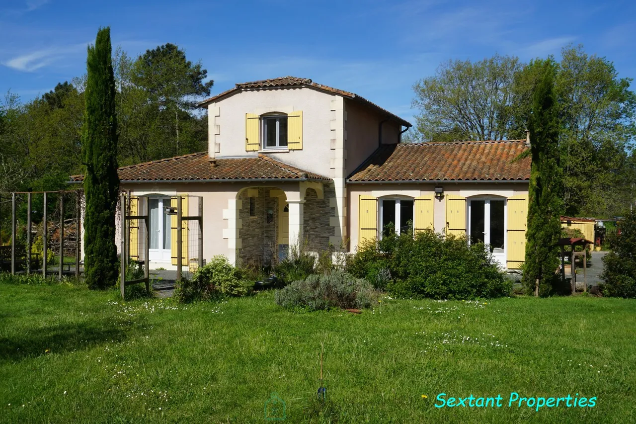 Photo of Charming contemporary villa in the heart of a green setting.