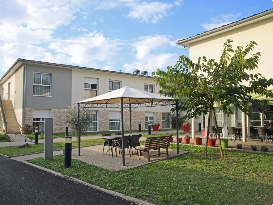 Foto di INVESTIMENTO IN AFFITTO – VILLENEUVE SUR LOT – Residenza EHPAD Residenza di Beurre - rendimento del 4.53%