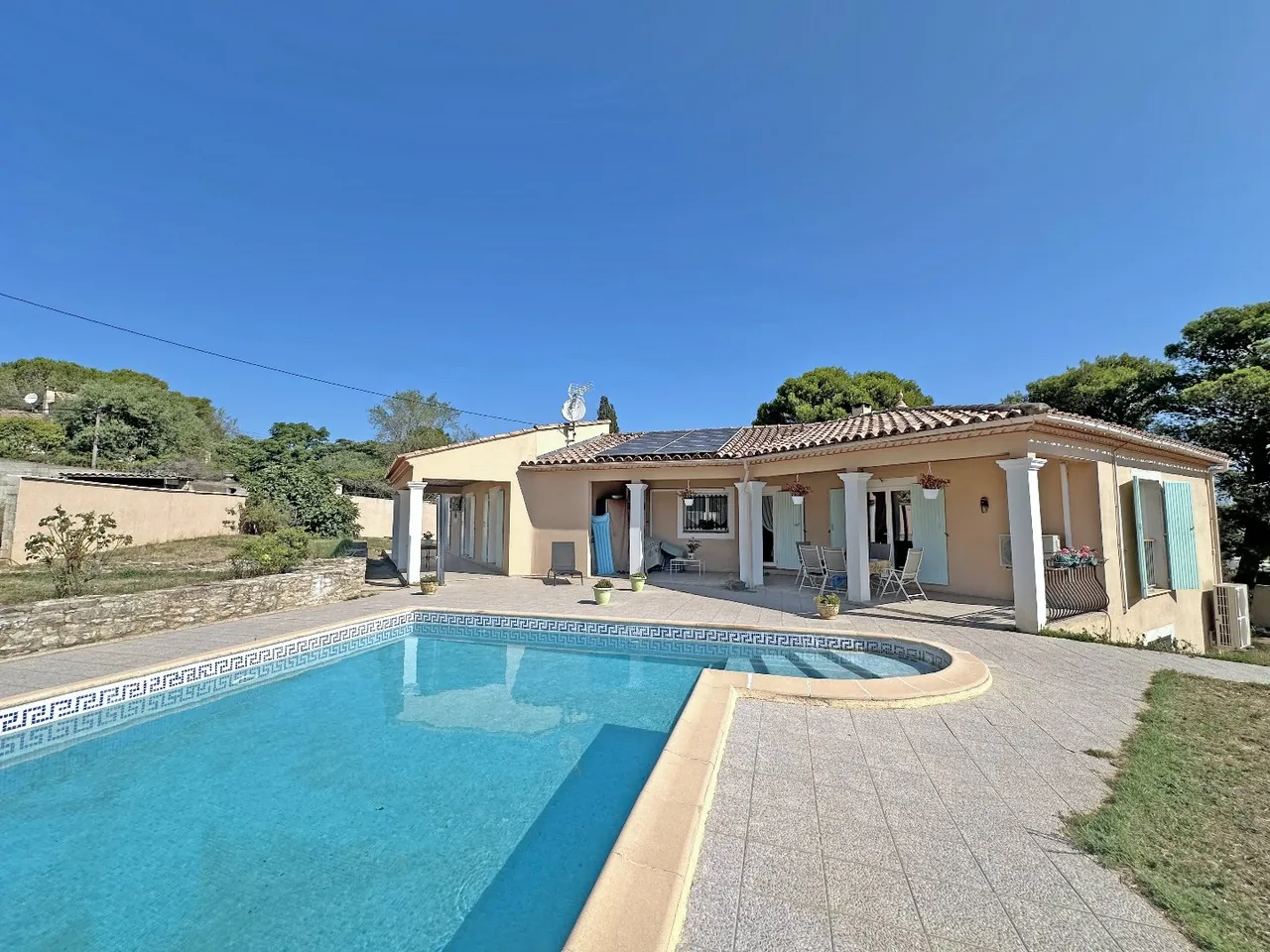 Photo of Spacious, 4 bedroom single storey villa with swimming pool and garage