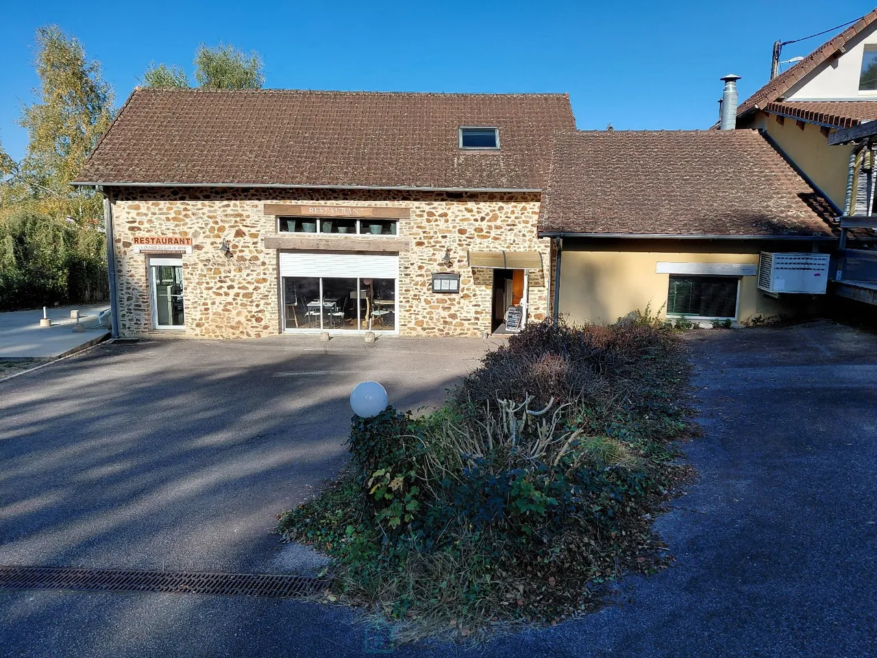 House with gourmet restaurant business