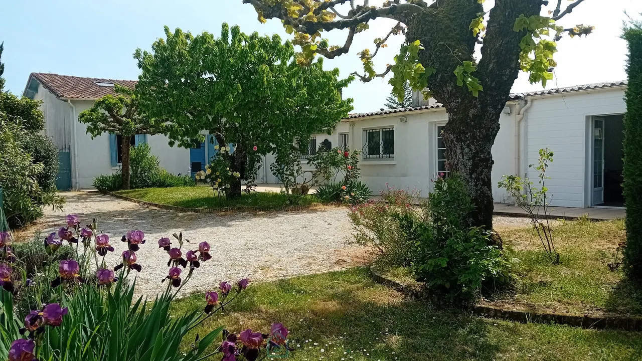 Photo of Large 6-bedroom family house on 1,200 m² of land with swimming pool