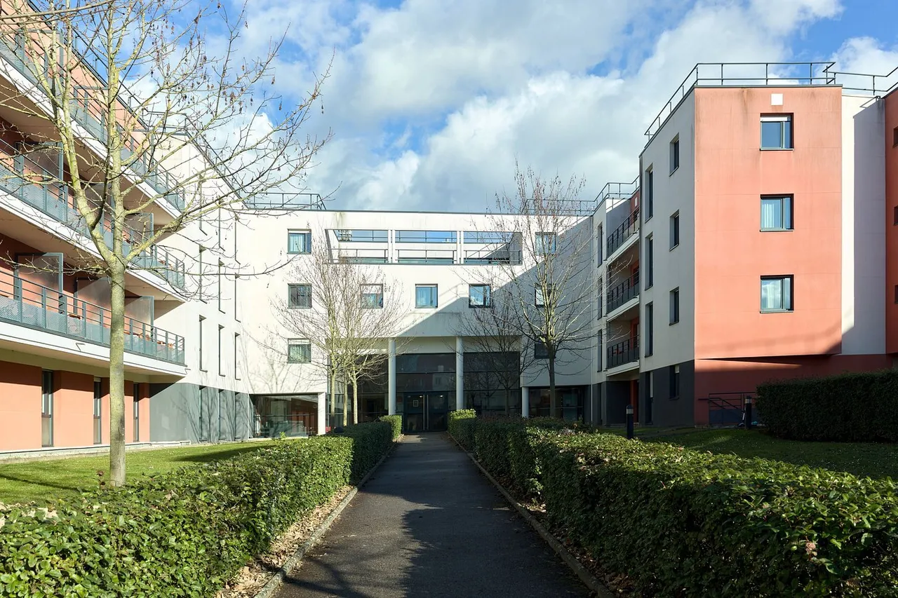 Foto di INVESTIMENTO IN AFFITTO – ST CYR L'ECOLE – Residenza commerciale Zenitude Versailles, Saint-Cyr-l'École – Rendimento 7,31%
