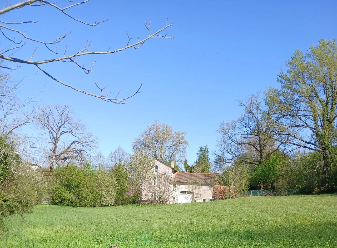 Photo of Grand terrain constructible de 4 900 m² à deux pas du centre de Ribérac