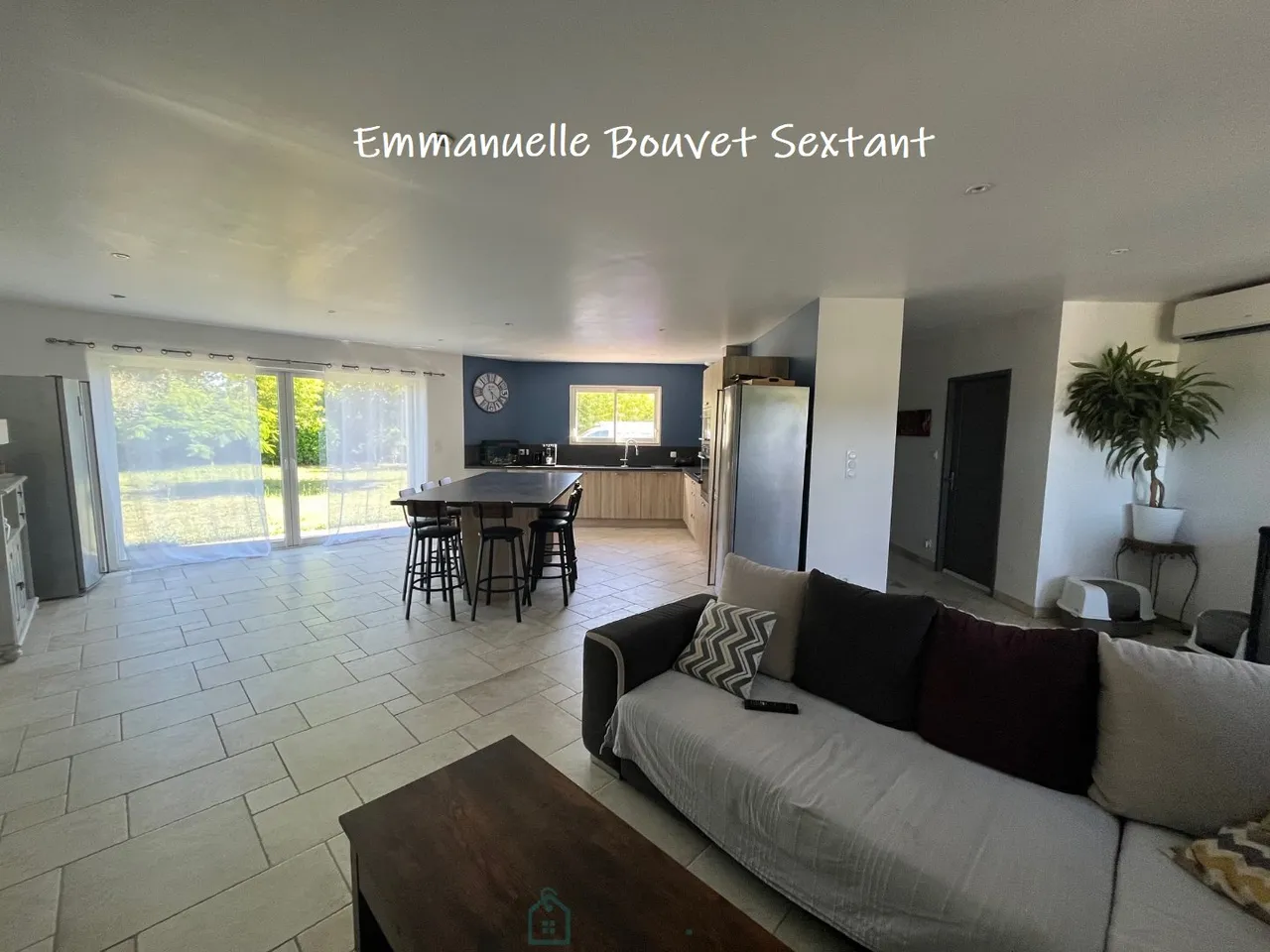 Photo of Contemporary house, 4 beds, 2 baths, 2 toilets, double-garage, 2000 m2