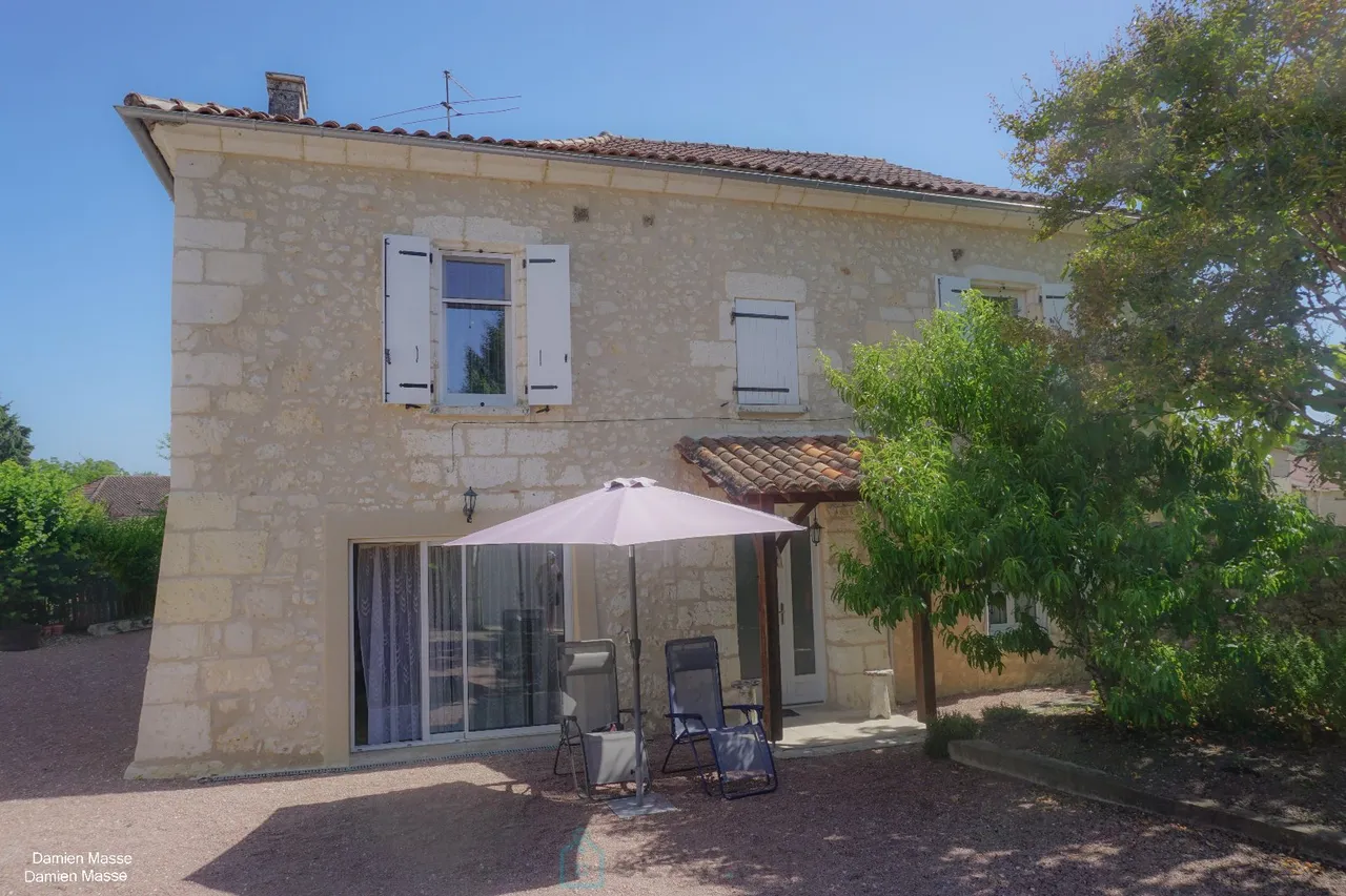 Foto di Casa di pietra incantevole, situata sulle alture della "Piccola Venezia" del Périgord.