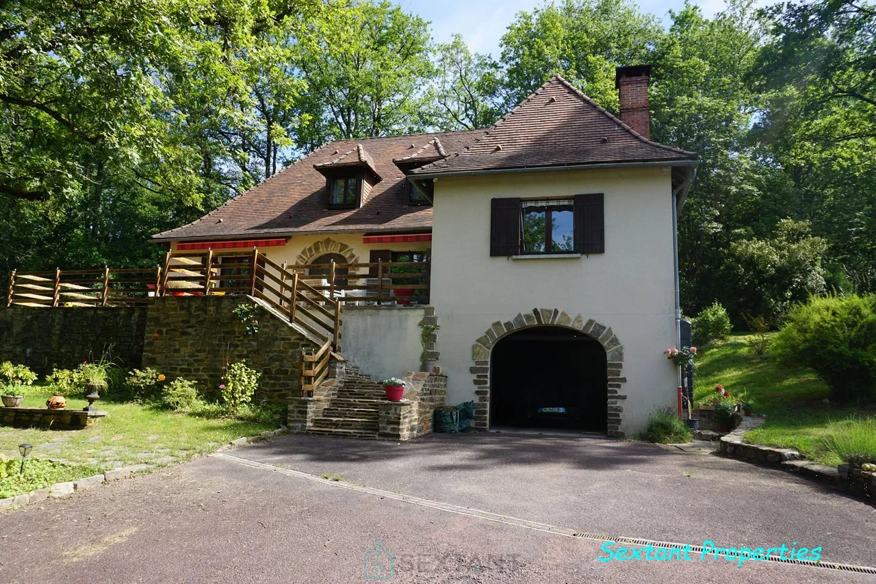 Charming Perigourdine residence nestled on the heights of a medieval village.