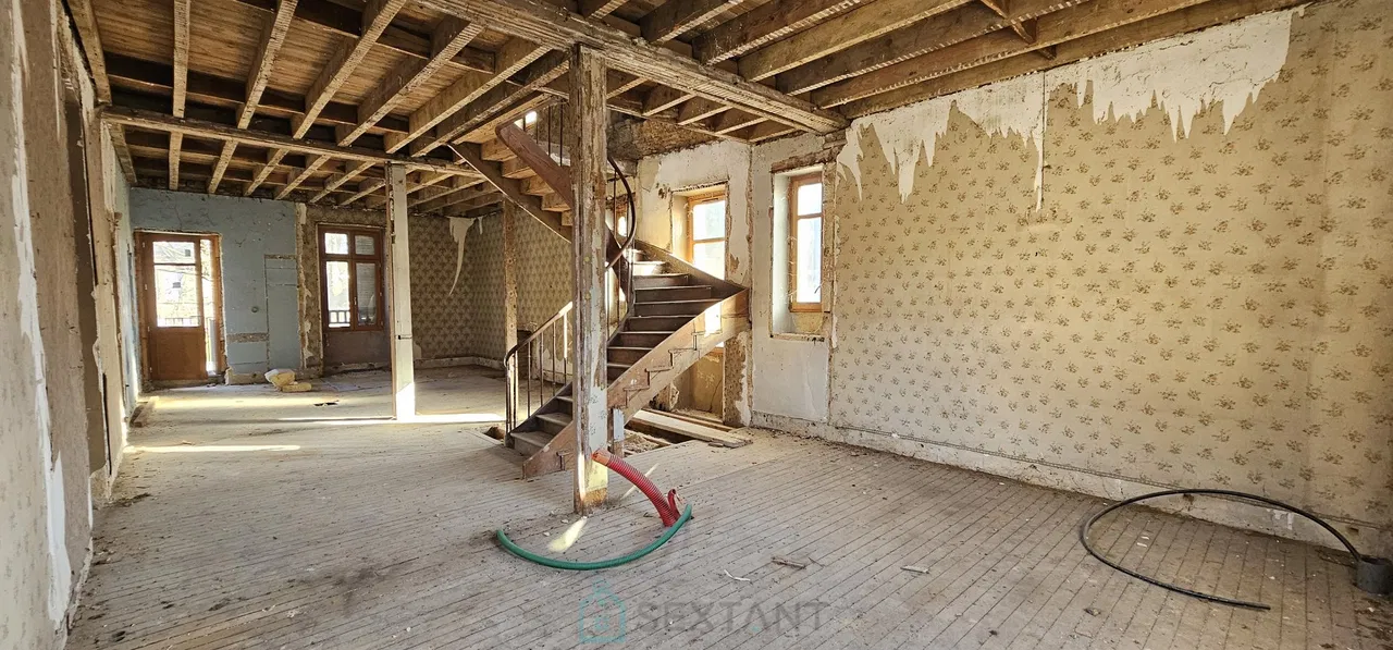 Photo of In Sarlat, a spacious 190 m² raw apartment ready for a complete transformation.