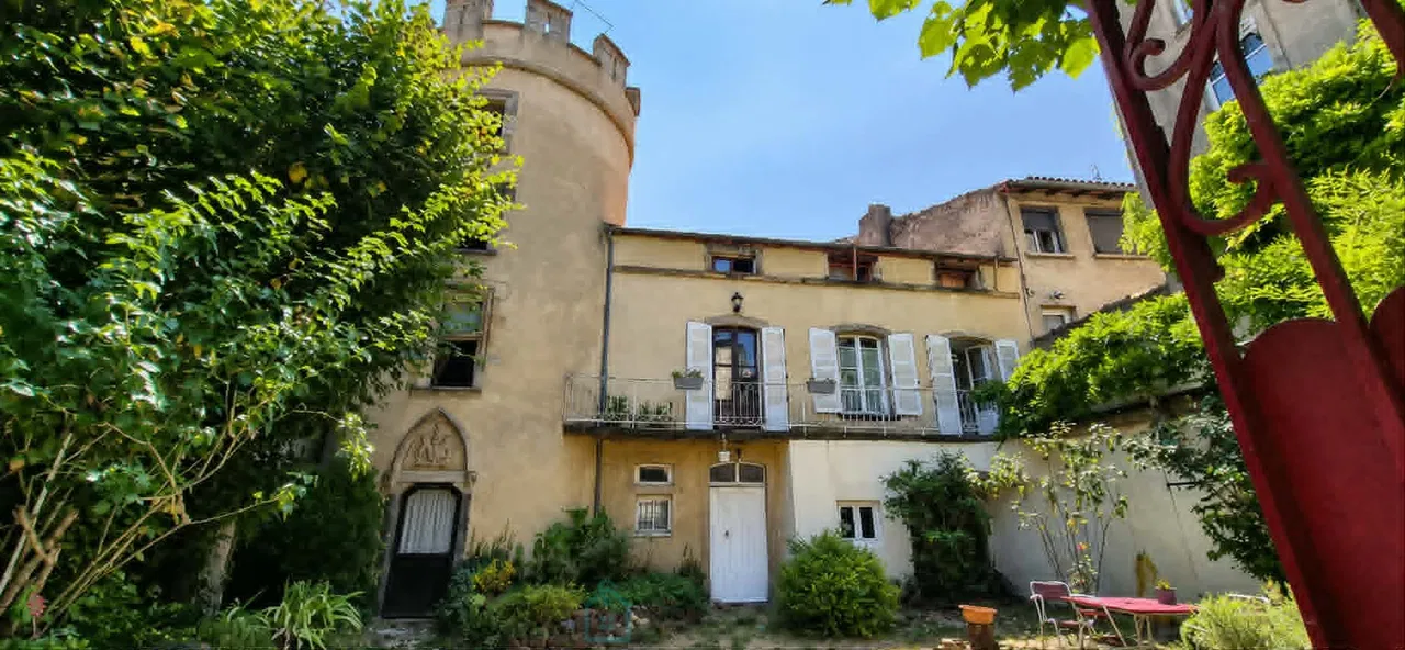 Photo of ensemble immobilier · LES MARTRES DE VEYRE