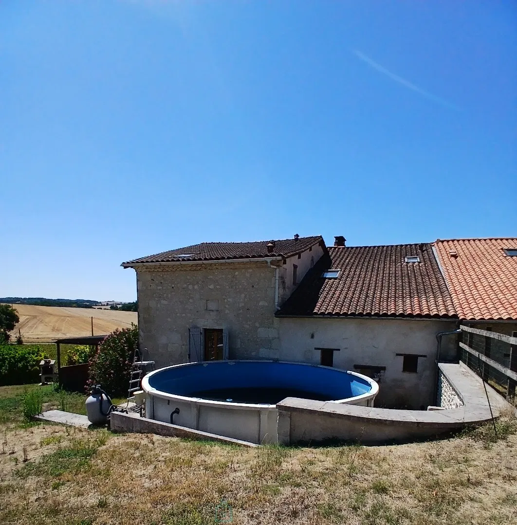 Photo of Maison 3 chambres avec jardin et garage – Vue sur la campagne – Aubeterre