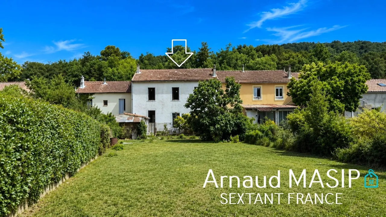 SPACIOUS FIVE-BEDROOM PROPERTY, ADJOINING GARAGE, TERACE, LARGE GARDEN, RIVER ACCESS