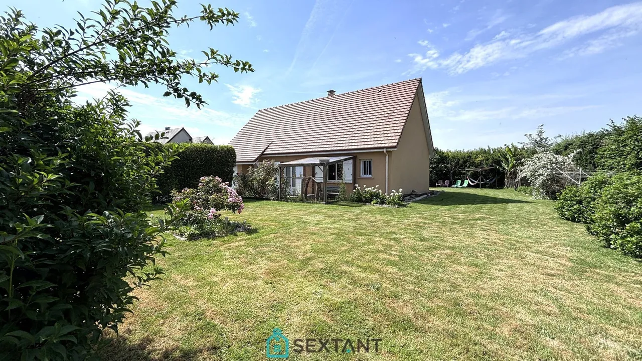 CONTEMPORARY FAMILY HOME OF 155 m² ON 1,200 m² OF LAND