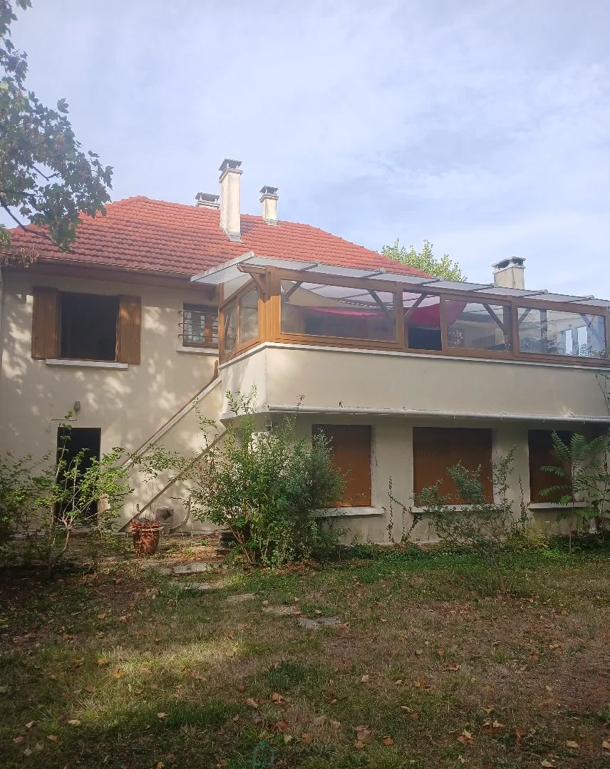 Photo of Maison familiale avec piscine et beau terrain arboré – À 5 min du centre