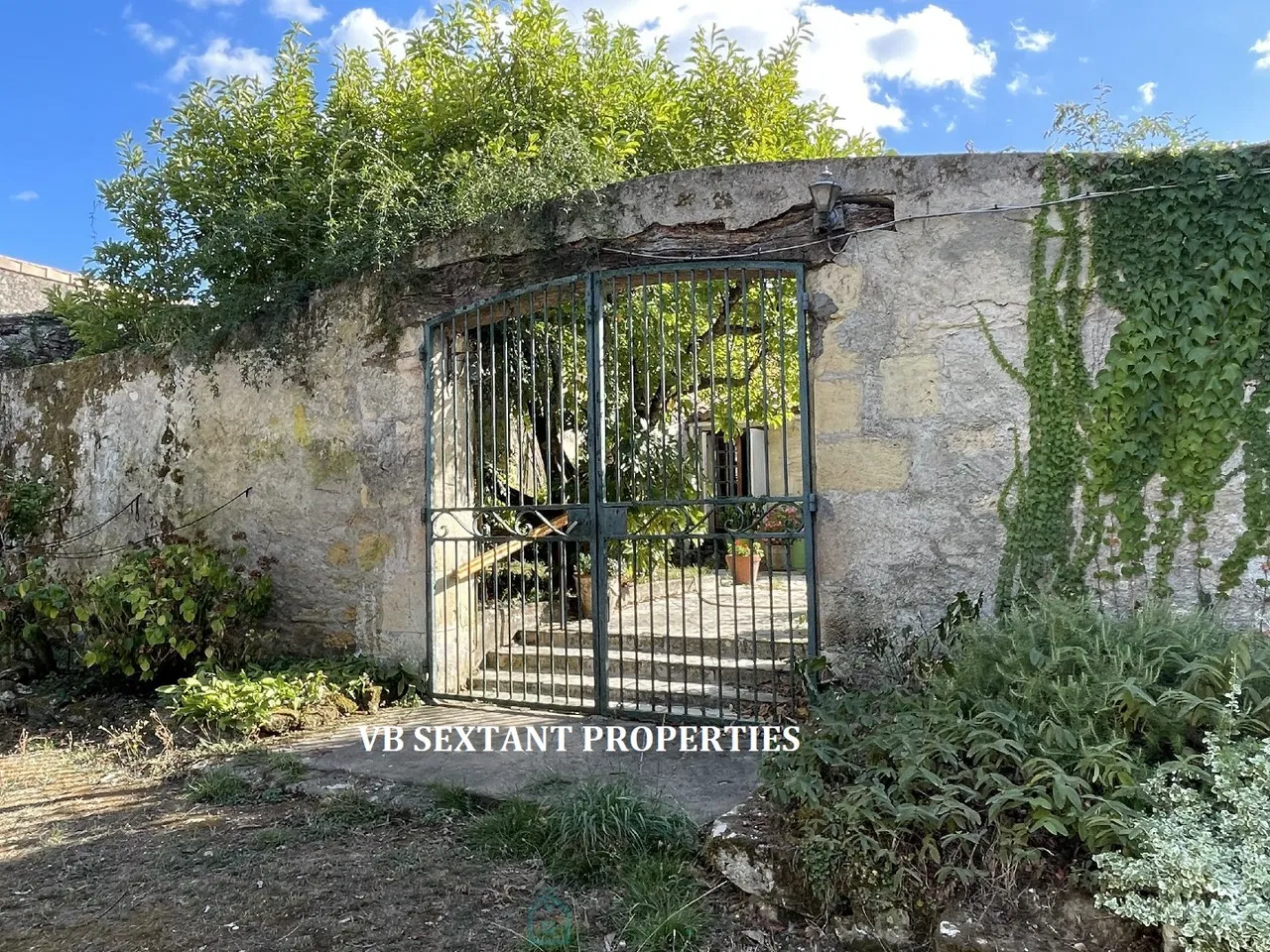 Near Sauveterre-de-Guyenne, with a beautiful park, charming village house in stone and rubble with