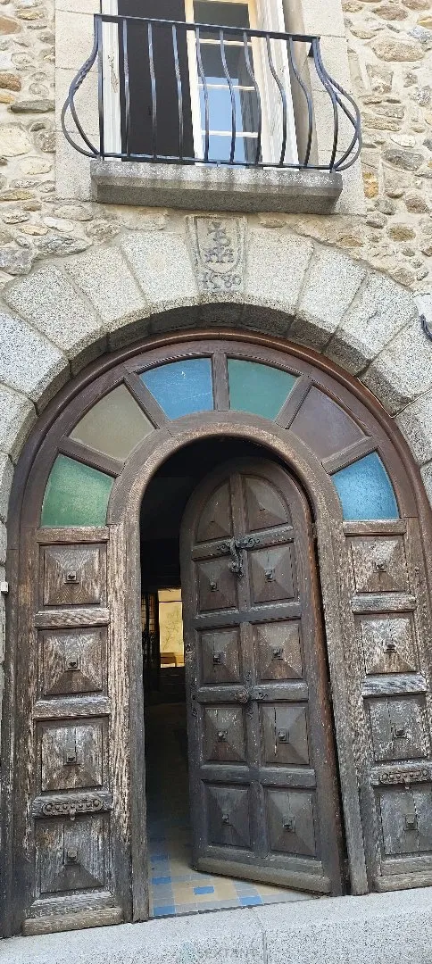A 16th-century heritage property dating from 1580, requiring renovation, in the heart of the village