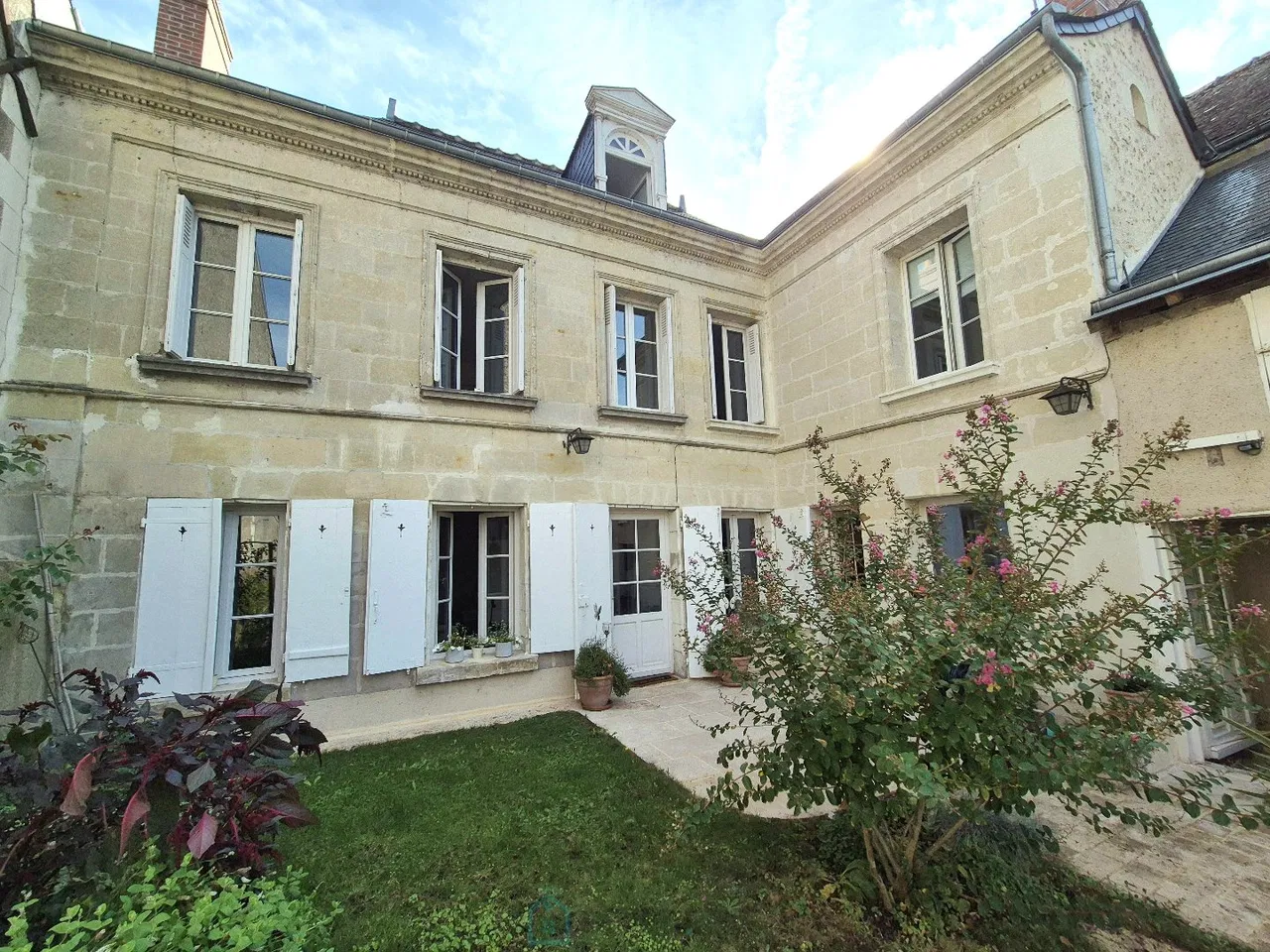 Photo of Amboise town centre, manor house, garden, outbuildings