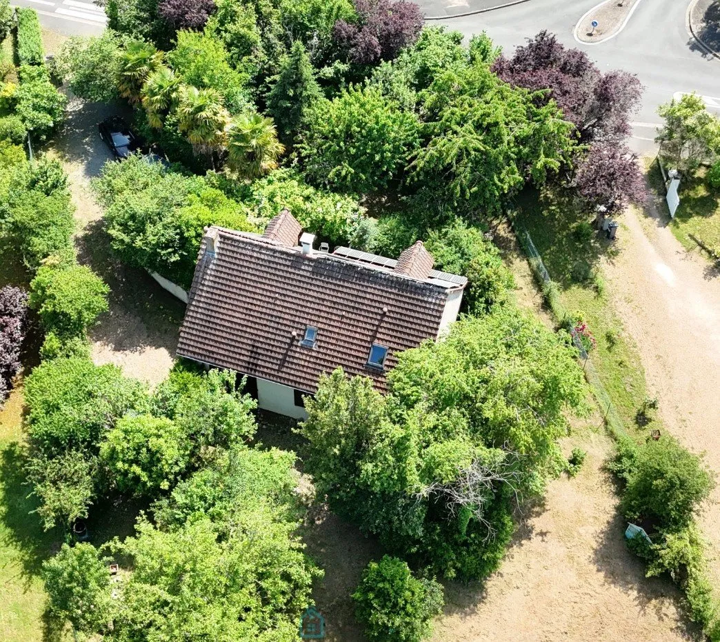 Photo of A rare opportunity in this highly sought-after area,4 bedrooms house