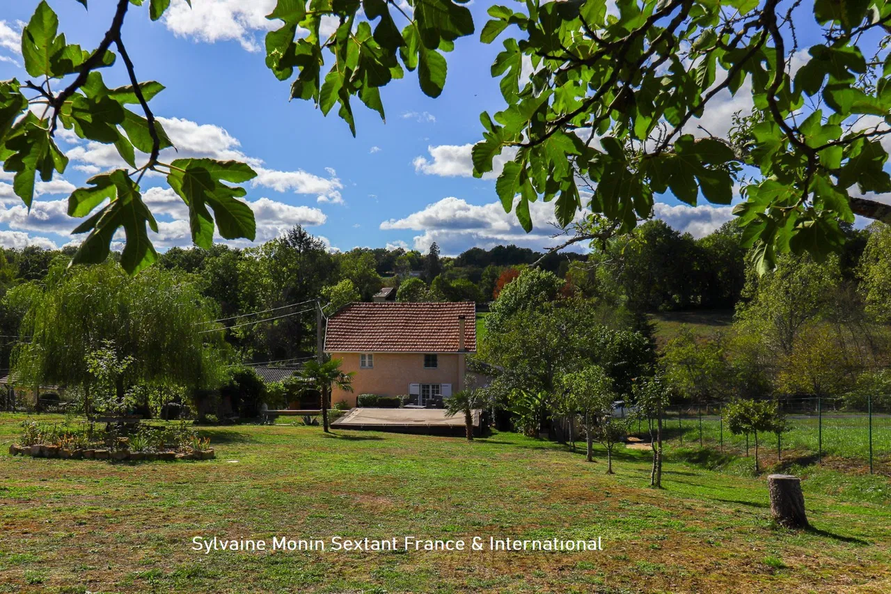 Photo of Renovated house with 3 bedrooms, swimming pool and fenced plot of 2240 m2