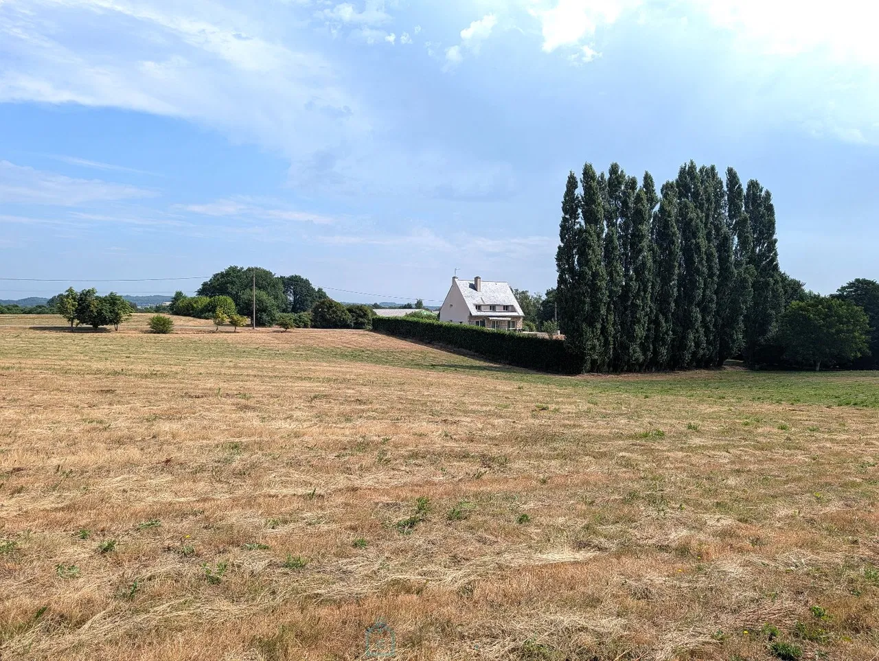 Property on 27 hectares, house 179 m2, buildings of 700 m2 reception hall and 600 m2 garage