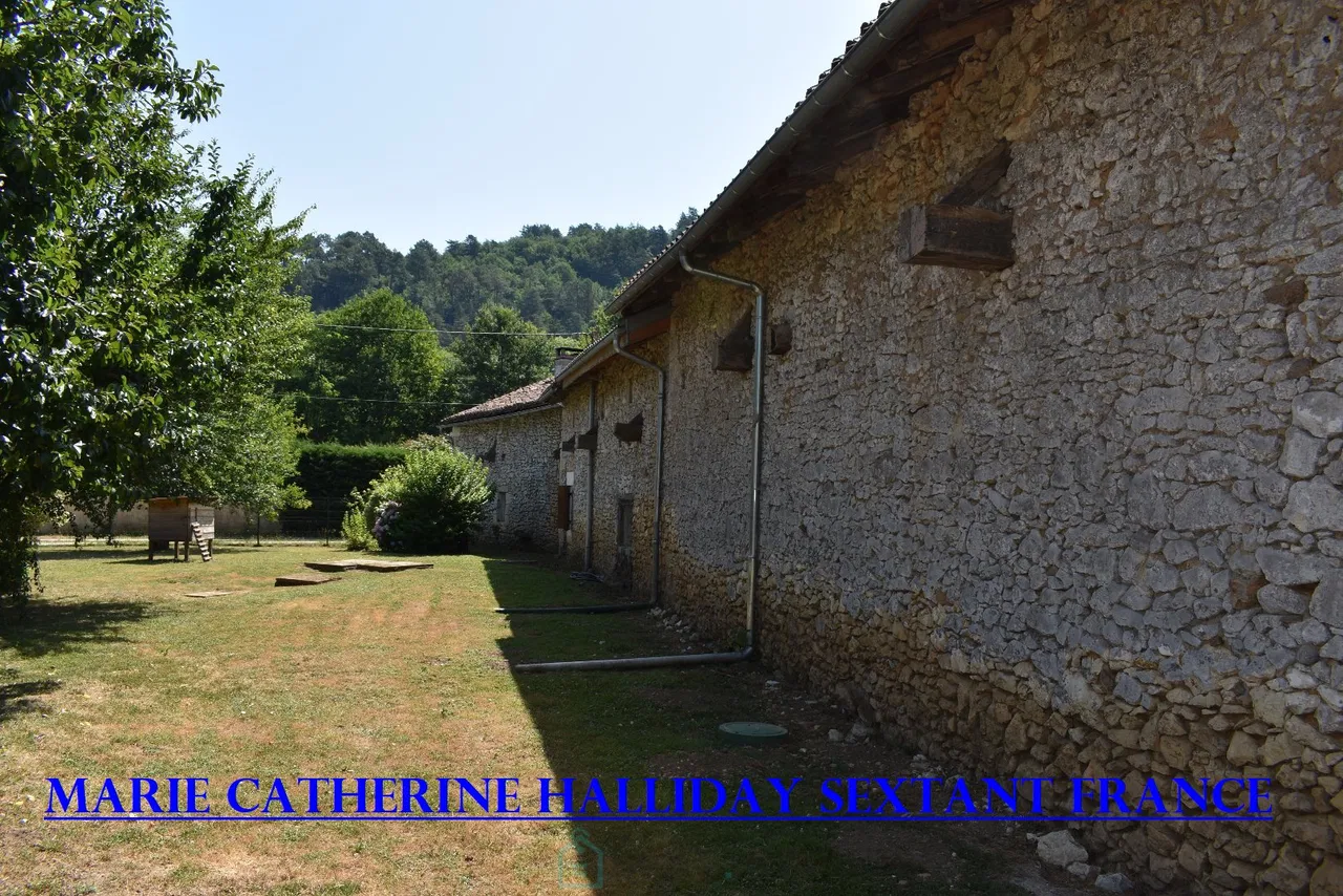 Photo of Magnificent Manor with River Access Near Périgueux Centre
