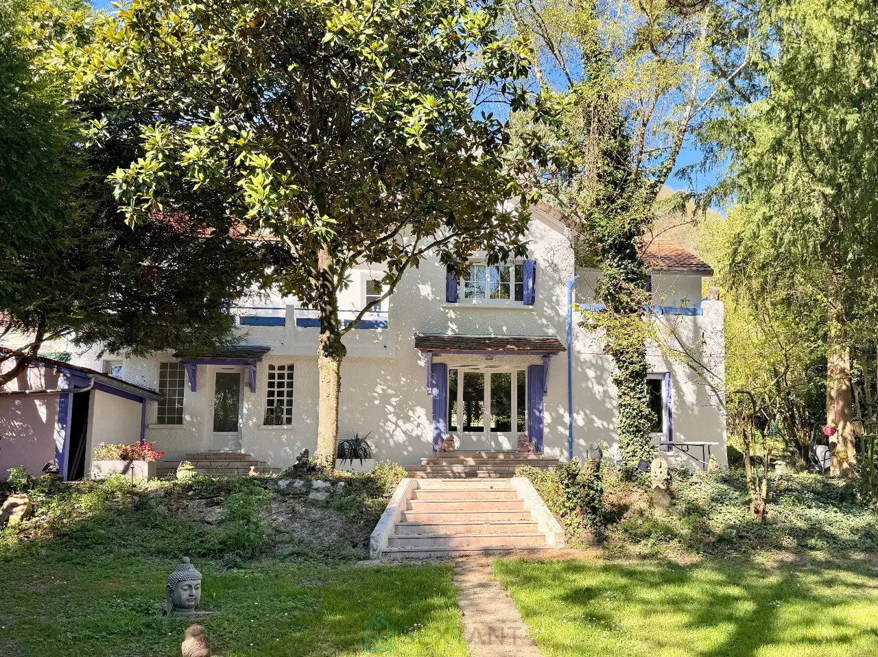 Photo of A confidential property in the heart of a tree-lined park