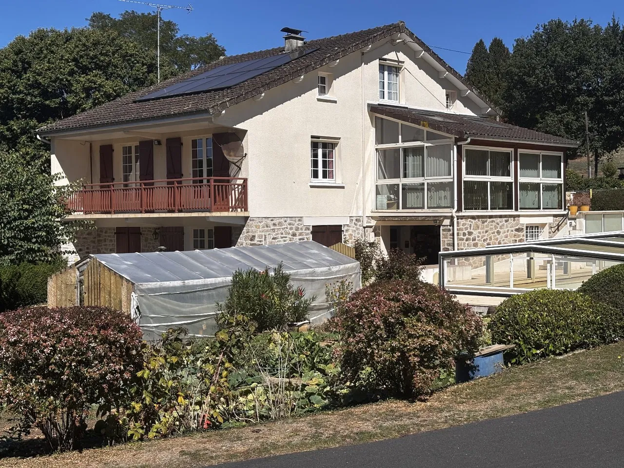 Casa con appartamento separato nel seminterrato, più 4 camere da letto, garage, piscina e terreno di 6040 m2