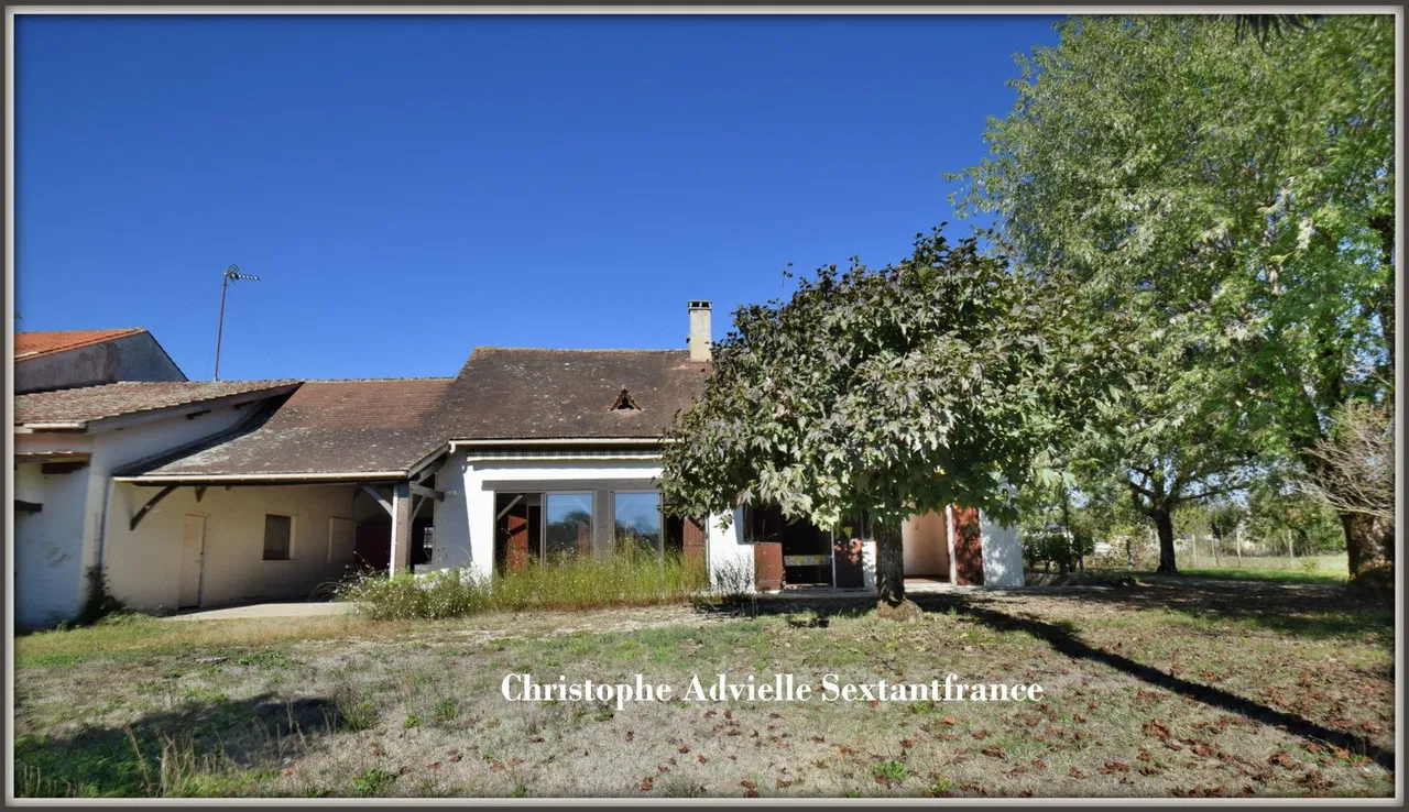 Photo of Predominantly single-storey house with large garage on 4,500 m² of land