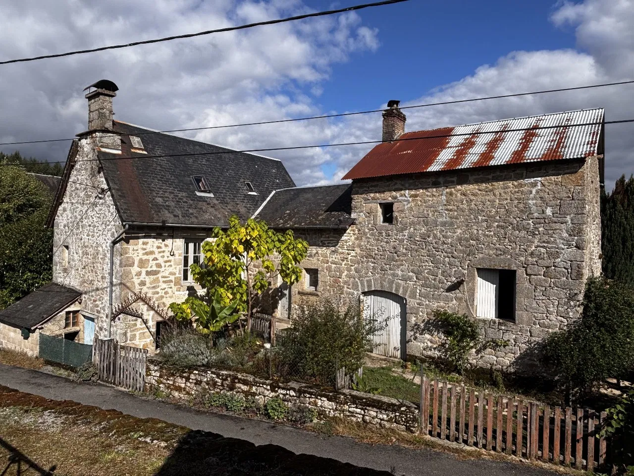 Photo of Detached house, 2/3 bedrooms, Attached barn, garage, with land and a forest and stream. Land 4931 m2