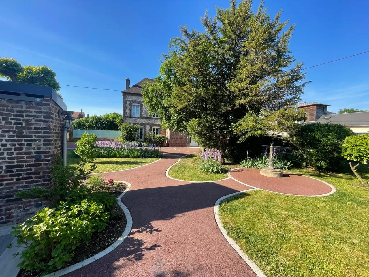 תמונה של Magnificent mansion with outbuilding and high-end services