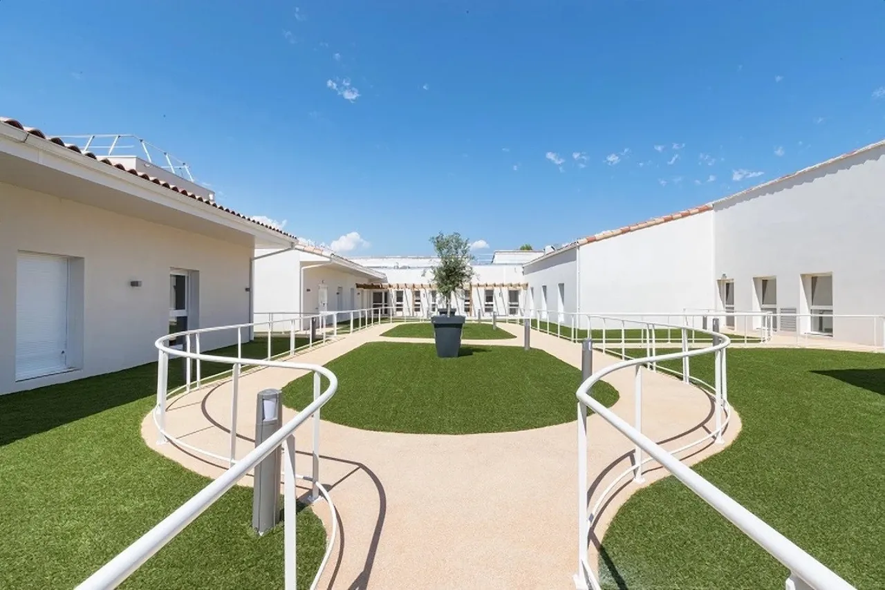 Foto di INVESTIMENTO IN AFFITTO – Trets – Residenza Olympe EHPAD – Redditività 5.51%